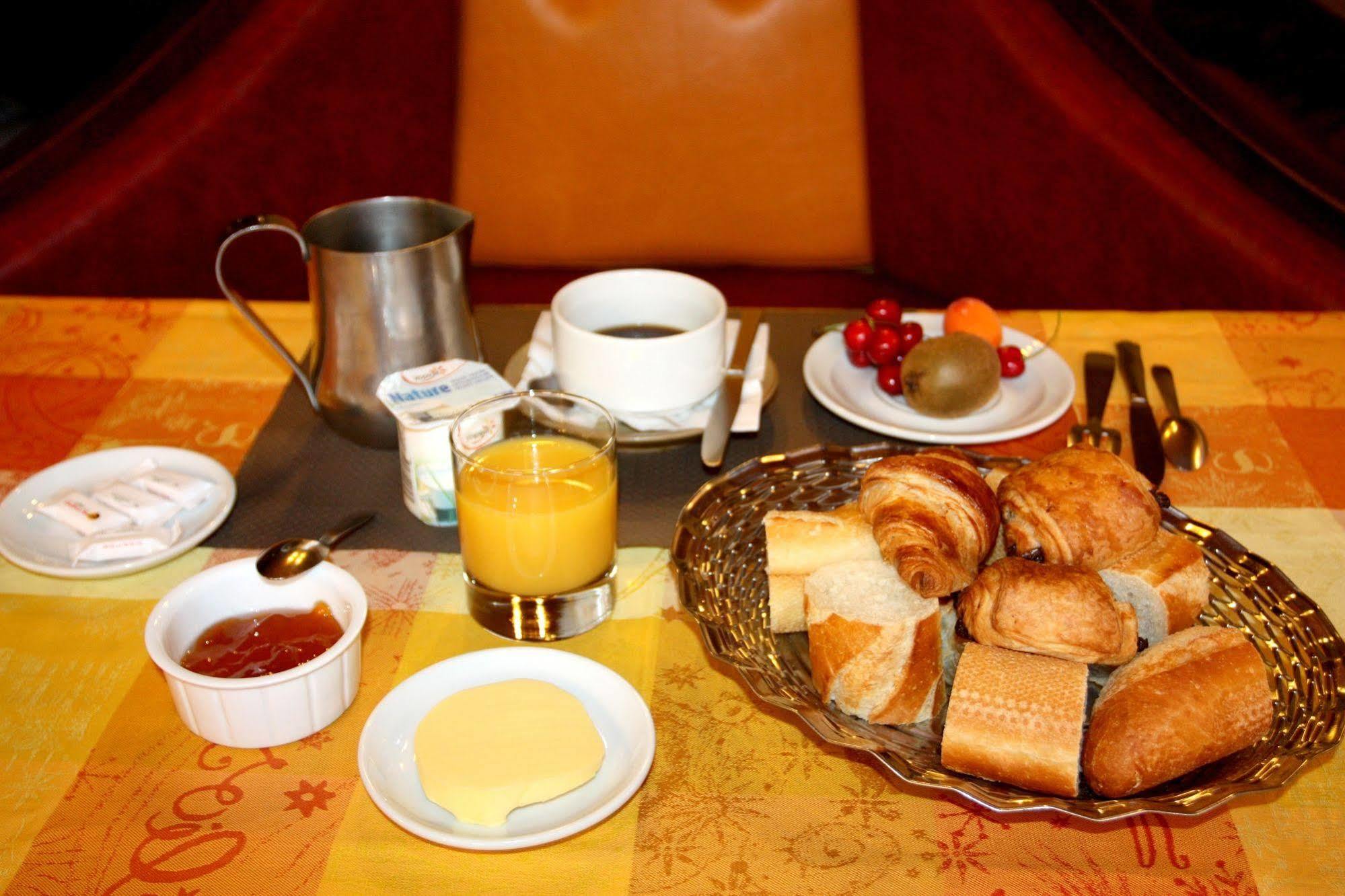 פונט-דה-סאלארס Logis Hotel Restaurant Des Voyageurs מראה חיצוני תמונה
